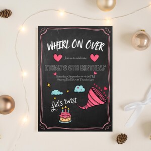Può includere: Un invito di compleanno in stile lavagna nera con accenti rosa. Il testo recita "Whirl on Over" e "Ethan's 6th Birthday". Include una grafica a forma di tornado rosa, cuori, nuvole e una torta. L'invito include anche la data, l'ora e il luogo.