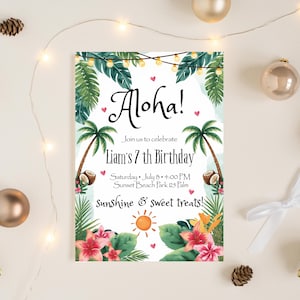 Könnte beinhalten: Eine Geburtstagseinladung im tropischen Stil mit dem Wort "Aloha!" in eleganter Schrift. Die Einladung zeigt Palmen, Blumen und den Text "Liam's 7th Birthday". Das Design enthält Datum, Uhrzeit und Ort: Sunset Beach Park.