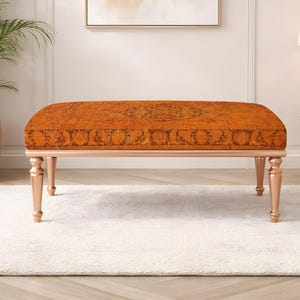 modern ottoman, 300 kg kapacitet, iögonfallande bänk, accentbänk, hallbänk, möbelpresent, tillverkad i Turkiet, inredningsstyling