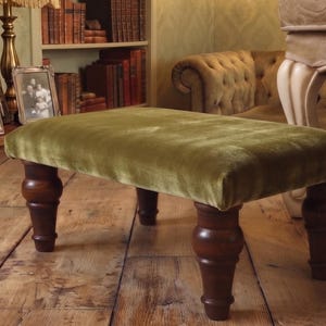 Boho chic fotpall, sammetsklädd sits, puff med etnisk accent, liten träottoman, inredning för badrum
