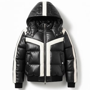 Puede incluir: Chaqueta acolchada negra con capucha y rayas blancas en las mangas y en el centro. La chaqueta tiene cremallera frontal y dobladillo y puños de canalé. La chaqueta es de material brillante.