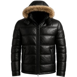 Puede incluir: Chaqueta de cuero negra con capucha ribeteada de piel. La chaqueta presenta un diseño acolchado, una cremallera completa y dos bolsillos delanteros. Un abrigo de invierno elegante.