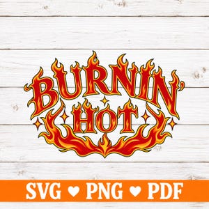 以下が含まれることがあります： BURNIN HOTという文字が、大胆で様式化された赤とオレンジの文字で描かれたデジタルグラフィックデザイン。鮮やかで詳細な炎に囲まれており、炎のデザイン要素全体に小さな4つの尖った星のアクセントが散りばめられています。