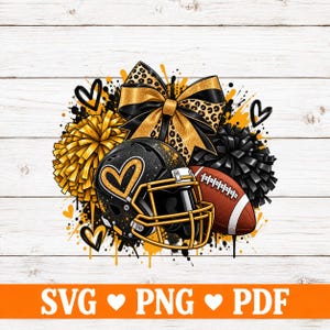 Può includere: Una grafica digitale con un casco da football nero con un cuore dorato, un grande fiocco con stampa leopardata oro e nero, pon pon oro e nero e un pallone da football marrone. Il design include contorni di cuori neri e schizzi, con il testo SVG PNG PDF.