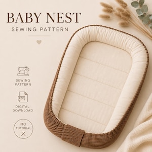 Op de afbeelding: Een naaipatroon voor een babynestje met de tekst "BABY NEST SEWING PATTERN". Het nestje is ovaal van vorm, met een crèmekleurig interieur en een bruine wafeltextuur rand. De afbeelding bevat pictogrammen voor naaipatroon, PDF digitale download en geen tutorial.