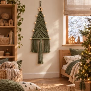 Peut inclure: Une décoration murale en macramé en forme de sapin de Noël en corde vert olive, ornée d'une étoile en bois au sommet, de perles en bois clair et d'une tige en bois horizontale avec de longues franges suspendues.