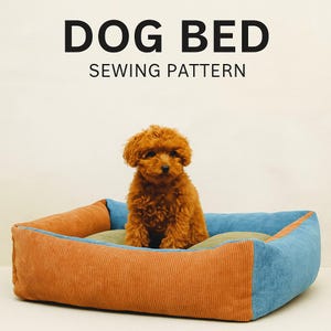 Puede incluir: Un perro pequeño y marrón está sentado en una cama para perros de pana. La cama es rectangular con secciones naranjas, azules y verdes. El texto "DOG BED SEWING PATTERN" está en la parte superior de la imagen.