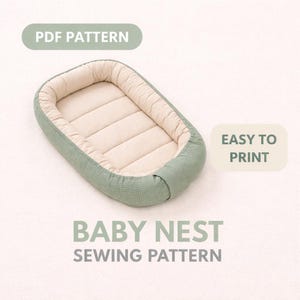 Op de afbeelding: Een naaipatroon voor een babynestje in PDF-formaat. Het nest heeft een lichtgroene buitenkant en een beige binnenkant. De teksten "PDF PATTERN" en "EASY TO PRINT" worden weergegeven. De woorden "BABY NEST SEWING PATTERN" worden ook weergegeven.