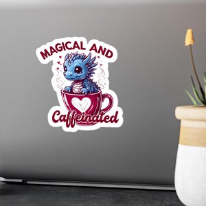 Adesivo in vinile con drago blu e caffè / Adesivo fantasy adorabile con taglio a bacio, resistente all'acqua e ai graffi, adesivo kawaii con drago accogliente