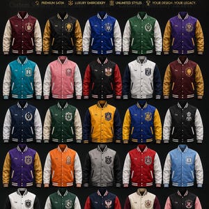 Op de afbeelding: Een collectie van vijfentwintig varsity-jacks in diverse kleurcombinaties, elk voorzien van een uniek geborduurd embleem op de borst. De tekst luidt CUSTOM GREEK JACKETS, Premium Custom Sorority & Fraternity Jackets en YOUR LETTERS. YOUR LEGACY. YOUR JACKET.