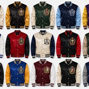 Op de afbeelding: Een collectie van vijftien varsity-jacks in diverse kleurcombinaties, elk voorzien van een uniek geborduurd embleem op de linkerborst, een drukknoopsluiting, gestreepte geribbelde boorden bij de kraag, mouwen en zoom, en contrasterende mouwen.