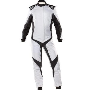Puede incluir: Mono de carreras blanco y negro con el logotipo de OMP en los hombros. El traje presenta detalles negros en las mangas, las piernas y el torso. Tiene una cremallera completa y un cuello negro. Dise&ntilde;ado para deportes de motor.