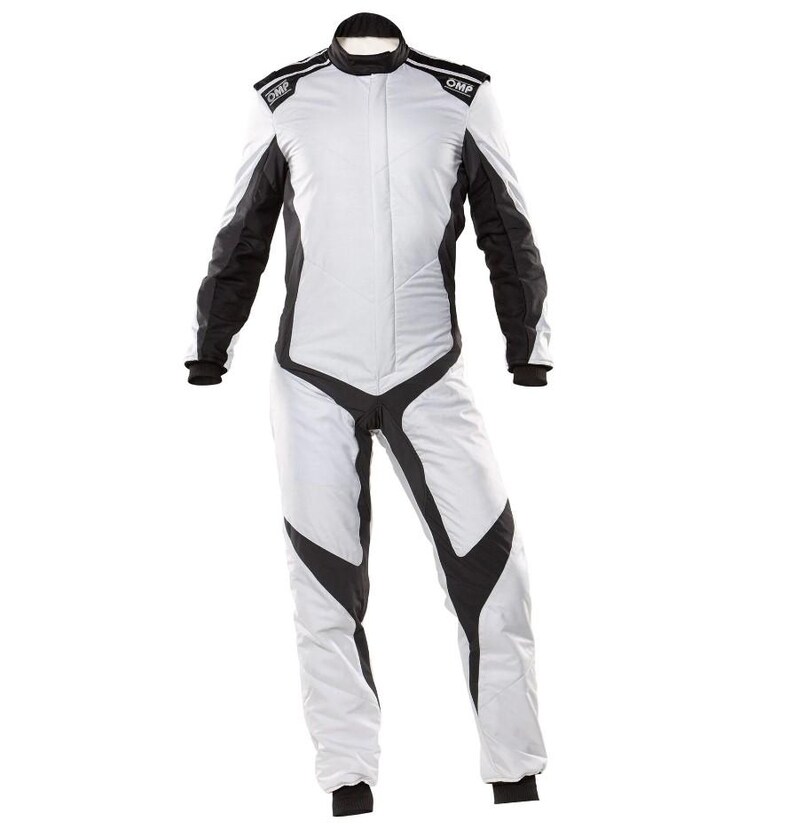 Puede incluir: Mono de carreras blanco y negro con el logotipo OMP en los hombros. El mono presenta detalles negros en las mangas, las piernas y el torso. Tiene una cremallera completa y un cuello negro. Dise&ntilde;ado para deportes de motor.