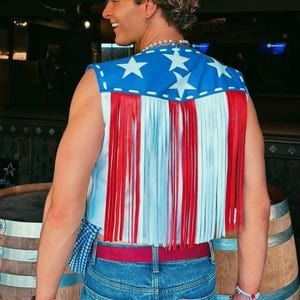Veste en cuir à franges représentant le drapeau américain, tenues occidentales patriotiques, veste de cowboy unisexe, tenue de festival en cuir, veste à franges personnalisée.