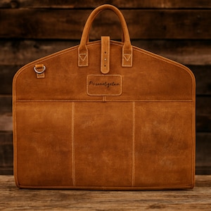 Rustic leather garment bag with zipper closure, reinforced stitching, and spacious interior – perfect for weddings, groomsmen, and business travel.
