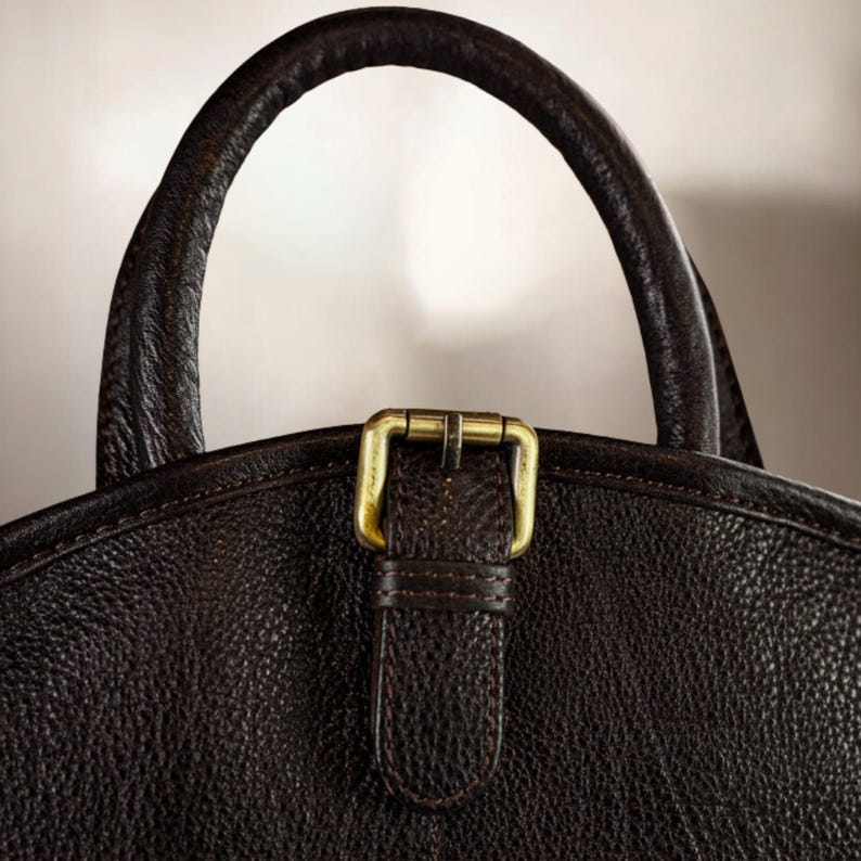 Travel-ready hanging leather suit bag with personalized options, designed for businessmen, grooms, and professionals – protects garments from wrinkles and offers elegant functionality on the go.