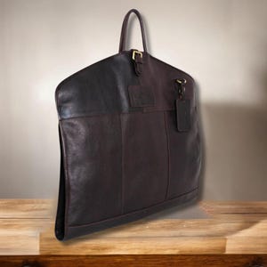 Custom leather garment cover for suits and formalwear, featuring a zippered foldable design, reinforced handles, and name personalization – a top choice for groomsmen gifts, anniversaries, or frequent travelers.