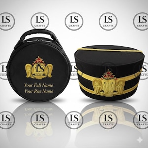Puede incluir: Funda y sombrero redondos negros con detalles dorados y rojos. La funda del sombrero tiene un asa y el texto "Your Full Name Your Rite Name". El sombrero tiene adornos dorados y un emblema dorado con el número 32.
