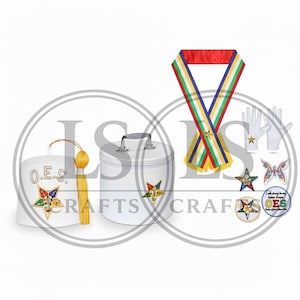 Op de afbeelding: Witte OES ceremoniële items, waaronder een hoed, een koffer, een sjerp, handschoenen en diverse spelden. De hoed heeft de letters "O.E.S." en een sterembleem. De sjerp is rood, groen, geel en blauw. De handschoenen hebben een ster.