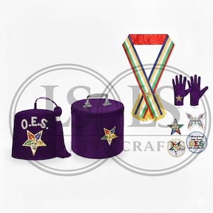 Op de afbeelding: Een verzameling paarse O.E.S.-regalia, waaronder een fez met kwast, een ronde koffer, een sjerp met gekleurde strepen, handschoenen en diverse stervormige en cirkelvormige emblemen. De items hebben gouden en zilveren accenten.
