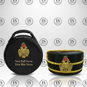 Puede incluir: Estuche y sombrero redondos negros con bordados dorados. El estuche tiene un asa y el texto "Your Full Name, Your Rite Name". El sombrero tiene una banda y ribete dorados. Ambos artículos presentan un diseño de águila bicéfala.
