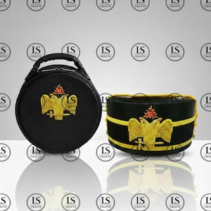 Puede incluir: Estuche redondo negro y sombrero con águila y emblema bordados en oro. El estuche tiene un asa, y el sombrero presenta adornos dorados y el número 32. Ambos artículos tienen el logo "LS Crafts".