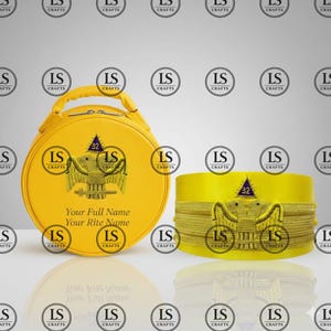 Puede incluir: Una bolsa redonda amarilla con asa y un sombrero amarillo. Ambos artículos presentan un emblema de águila, el número 32 y el texto "Your Full Name, Your Rite Name". La bolsa y el sombrero tienen el logo "LS Crafts".