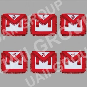 Può includere: Sei grembiuli massonici rossi e bianchi con un emblema a triangolo e cerchio. Ogni grembiule ha un quadrato bianco con finiture rosse e frange rosse. I grembiuli sono disposti su uno sfondo grigio.