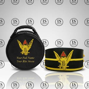 Puede incluir: Bolso y sombrero redondos negros con un emblema bordado en oro y rojo. El bolso tiene un asa y el texto "Your Full Name, Your Rite Name". El sombrero tiene una banda amarilla.