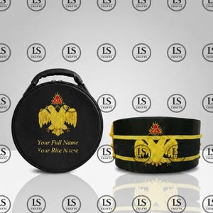 Puede incluir: Estuche redondo negro y sombrero con bordado dorado. El estuche tiene un asa y presenta un diseño de águila bicéfala con el texto "Your Full Name, Your Rite Name." El sombrero tiene un diseño de águila similar.