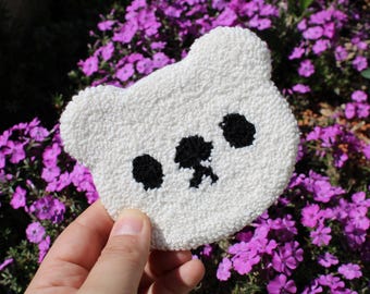 Eisbär - Handgemachter Punch Needle Untersetzer, Mug Rug, Tassenteppich, Tassenuntersetzer, Getränkeuntersetzer, Stanznadeluntersetzer