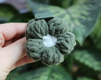 Small crocheted flower hair clip – Handmade mini flower hair claw – 1 flower per side – Cute cottagecore hair accessory