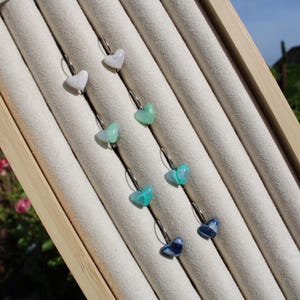 Mini-hjärtörhängen i blandade färger - Silverfärgade mini-hjärtörhängen i Fimo Polymer Clay, handgjorda, rostfritt stål