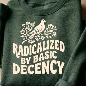 Radikaliserad av grundläggande anständighet SVG, retro blommig duva, feministisk skjortdesign, citat om kvinnors egenmakt, mänskliga rättigheter, social rättvisa, Cricut