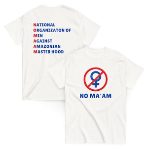 Puede incluir: Dos camisetas blancas. Una muestra el texto "NATIONAL ORGANIZATON OF MEN AGAINST AMAZONIAN MASTER HOOD" en rojo y azul. La otra tiene un círculo rojo con un símbolo femenino azul tachado y las palabras "NO MA'AM" en azul.