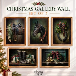 以下が含まれることがあります： CHRISTMAS GALLERY WALL SET OF 5と題された5枚の額入りアートプリントセット。革製の鞍、チェック柄のリボンをつけた黒い馬、ヒイラギを添えた蹄鉄、プレゼントを伴う乗馬ブーツ、そしてベル付きのリースが描かれています。