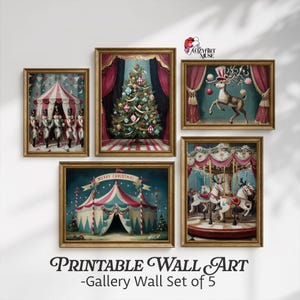 Op de afbeelding: Een set van vijf ingelijste kunstafdrukken met een kerstcircusthema. De prints tonen een kerstboom, een rendier, een carrousel, een circustent en speelgoedsoldaten. De tekst "Merry Christmas" is zichtbaar.