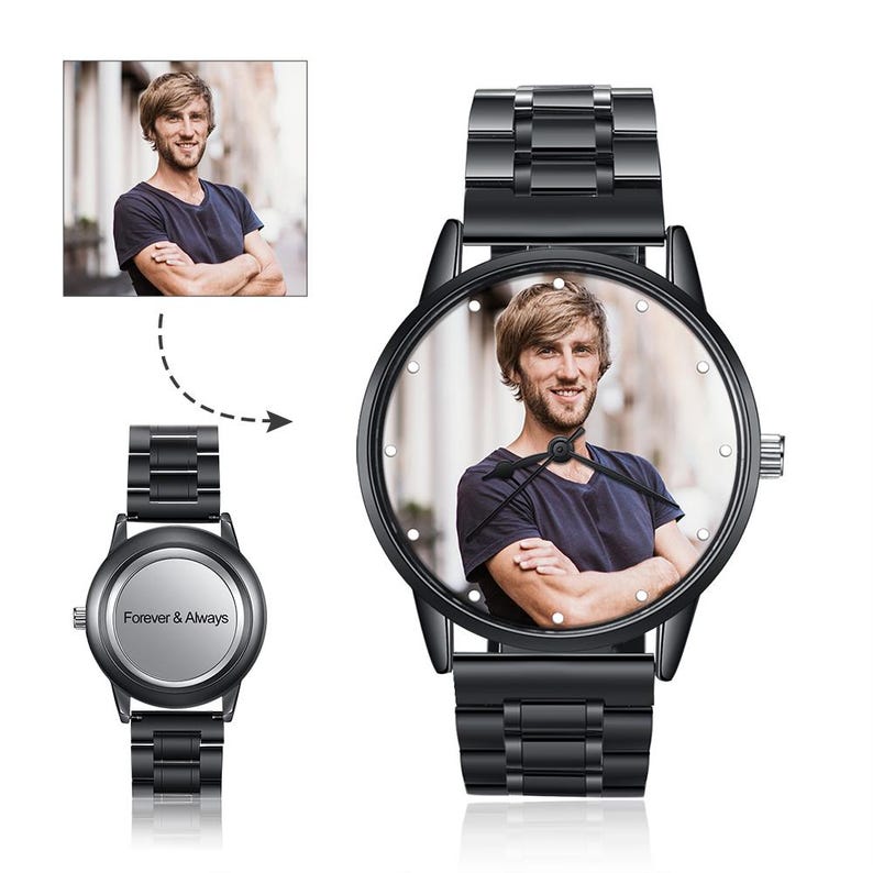 Op de afbeelding: Zwarte polshorloge met een foto van een persoon op de wijzerplaat. Het horloge heeft een zwarte metalen band en een ronde wijzerplaat. Het kleinere horloge toont de tekst "Forever & Always".