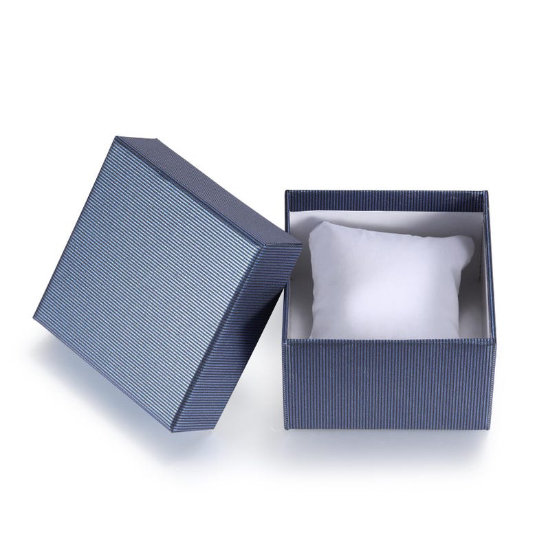 Puede incluir: Una caja de reloj azul con un patr&oacute;n rayado texturizado. La caja est&aacute; abierta, revelando una almohada blanca en su interior. La tapa est&aacute; ligeramente abierta, colocada junto a la caja. La caja est&aacute; dise&ntilde;ada para guardar un reloj.