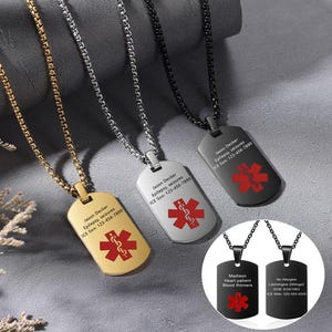 Può includere: Collane con targhette di allerta medica in oro, argento e nero. Ogni targhetta ha una catena e presenta un simbolo medico rosso e testo personalizzato. Il testo include il nome, la condizione medica e le informazioni di contatto di emergenza. Ulteriori targhette sono mostrate in un cerchio.