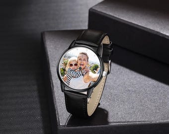 Personalisierte Armbanduhr mit Fotogravur, schwarze Lederuhr für Ihn, Vatertag, perfektes Jubiläumsgeschenk für Ehemann, Vater, Freund