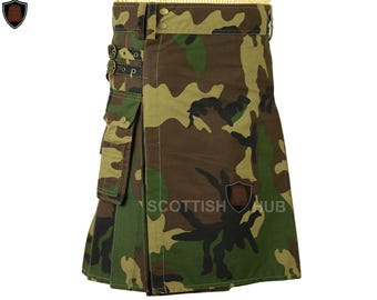 Könnte beinhalten: Ein Camouflage-Kilt in Grün-, Braun- und Schwarztönen. Der Kilt hat ein plissiertes Design, Taschen und verstellbare Riemen mit Schnallen. Der Kilt hat den Text "SCOTTISH HUB" unten rechts.