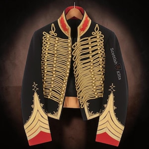 Peut inclure: Veste militaire noire avec des ornements dorés, des touches de rouge et un col montant. La veste présente des tresses, des boutons et des broderies dorées complexes. Les manches ont des rayures dorées et des poignets rouges. Le texte "Scottish Kilts" est visible.