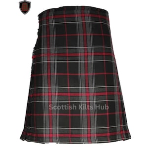 Op de afbeelding: Een zwarte, rode en grijze tartan kilt met een gefranst onderkant. De kilt heeft de tekst "Scottish Kilts Hub" gedrukt op de voorkant.