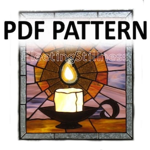 Op de afbeelding: PDF-patroon voor een glas-in-loodraam met een kaars in een houder met een vlam en een zonsondergangachtergrond. Het patroon is getiteld "Fleeting Stillness".