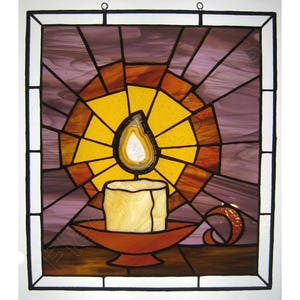 K&ouml;nnte beinhalten: Buntglasfenster mit einer Kerze mit Flamme. Die Kerze ist cremefarben, steht auf einer braunen Schale und ist von einem gelb-orangen Sonnenstrahlendesign vor einem lila Hintergrund umgeben. Das Panel ist schwarz umrandet.