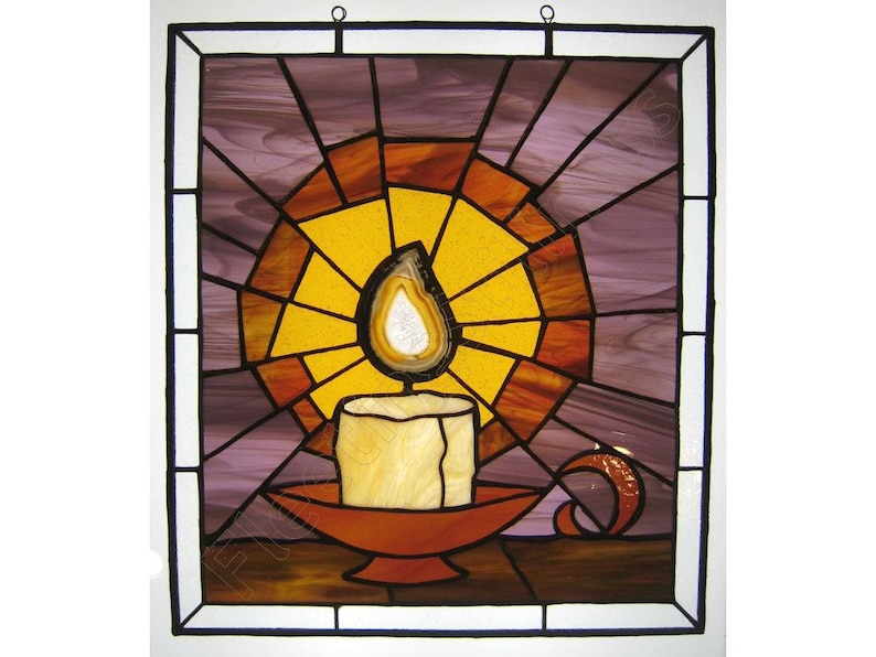 K&ouml;nnte beinhalten: Buntglasfenster mit einer Kerze mit Flamme. Die Kerze ist cremefarben, steht auf einer braunen Schale und ist von einem gelb-orangen Sonnenstrahlendesign vor einem lila Hintergrund umgeben. Das Panel ist schwarz umrandet.