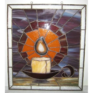 K&ouml;nnte beinhalten: Quadratische Glasmalerei mit einer Kerze in einem Halter. Die Kerze hat eine gelbe Flamme und sitzt in einem dunkelbraunen Halter. Der Hintergrund ist eine Mischung aus orangefarbenem, violettem und blauem Glas mit einem wei&szlig;en Rand.