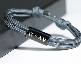 Op de afbeelding: Grijs gevlochten armband met een zwart metalen label met de tekst "G>V".