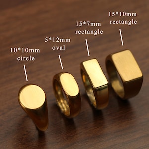 Op de afbeelding: Vier goudkleurige zegelringen met verschillende vormen: een cirkel van 10x10mm, een ovaal van 5x12mm, een rechthoek van 15x7mm en een rechthoek van 15x10mm. De ringen worden getoond op een bruin oppervlak.